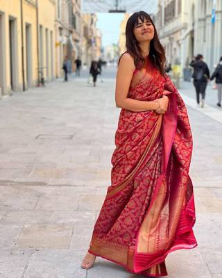 Red silk blend banarasi saree with unstitched blouse piece 2