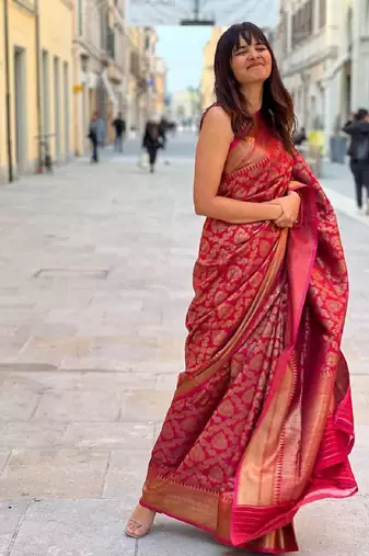 Red silk blend banarasi saree with unstitched blouse piece