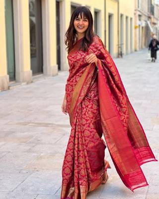 Red silk blend banarasi saree with unstitched blouse piece 3