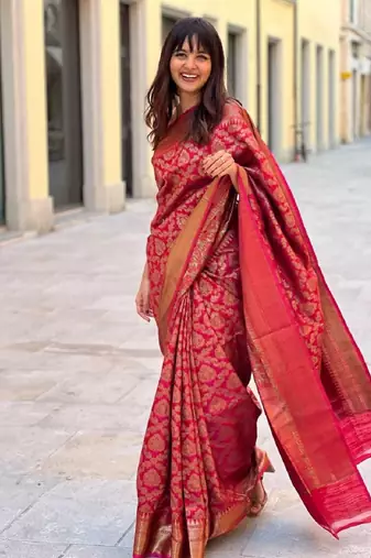 Red silk blend banarasi saree with unstitched blouse piece