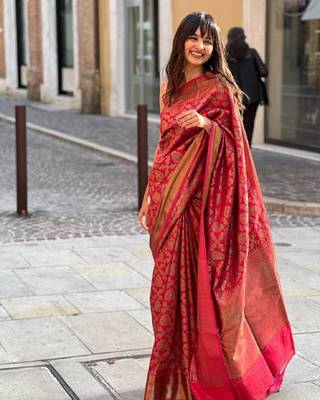 Red silk blend banarasi saree with unstitched blouse piece 4
