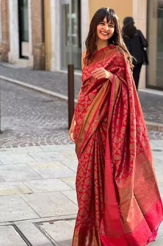 Red silk blend banarasi saree with unstitched blouse piece
