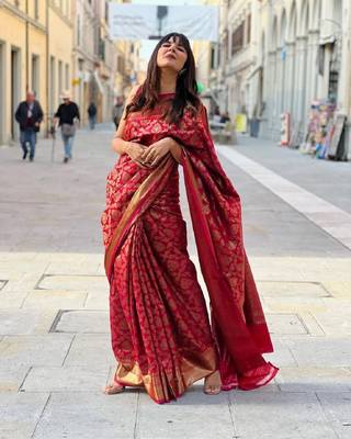Red silk blend banarasi saree with unstitched blouse piece 5