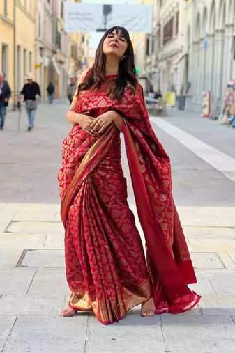 Red silk blend banarasi saree with unstitched blouse piece