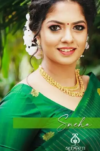 Green silk blend banarasi saree with unstitched blouse piece