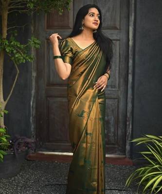 Green silk blend banarasi saree with unstitched blouse piece 4