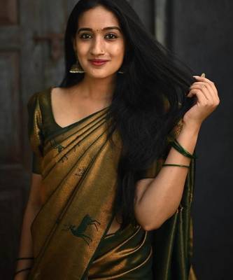 Green silk blend banarasi saree with unstitched blouse piece 5