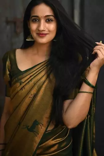 Green silk blend banarasi saree with unstitched blouse piece