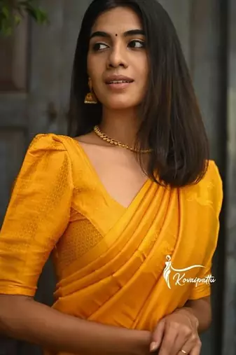 Yellow silk blend banarasi saree with unstitched blouse piece