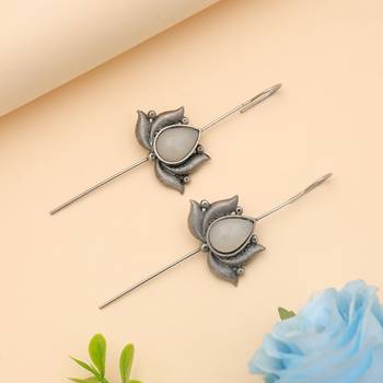 silver alloy ear cuff with glass stone design 1