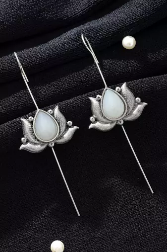 silver alloy ear cuff with glass stone design