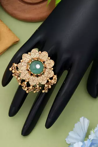 pista green alloy ring with matte gold stone work