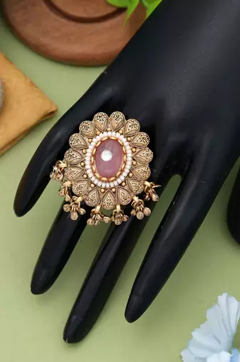 pink alloy ring with glass stone design