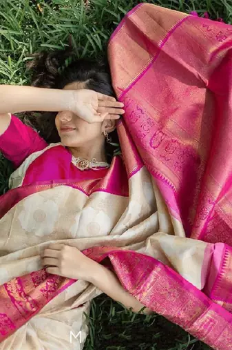 Off white pink silk blend banarasi saree with unstitched blouse piece