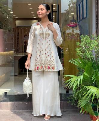 Cream color stylish trendy looking kurta set for stylish looks 3