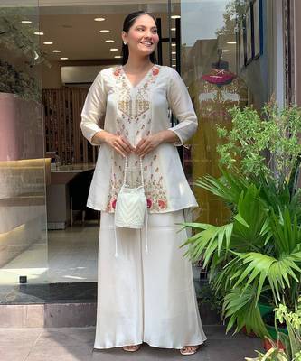 Cream color stylish trendy looking kurta set for stylish looks 4