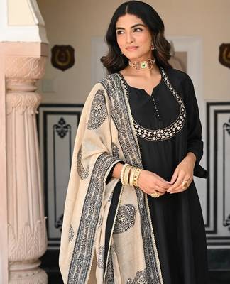 Black color stylish trendy looking designer kurta set for stylish looks 3