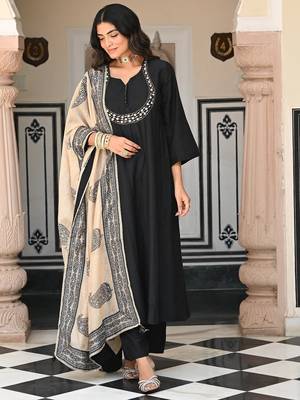 Black color stylish trendy looking designer kurta set for stylish looks 4