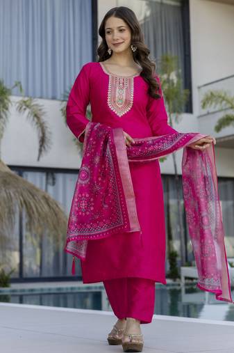 Pink color stylish trendy looking designer kurta set for stylish looks