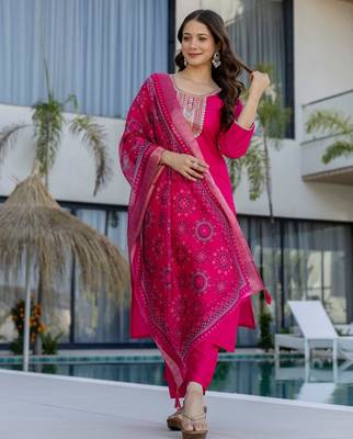 Pink color stylish trendy looking kurta set for stylish looks 4