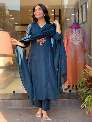 Blue color stylish trendy looking kurta set for stylish looks 4