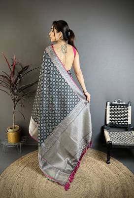 Black banarasi silk geometric butta kanjivaram sarees 4