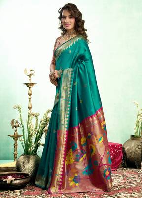 Dark green silk blend peacock motifs weaving paithani saree 2