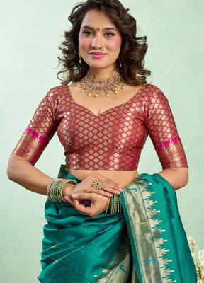 Dark green silk blend peacock motifs weaving paithani saree 5