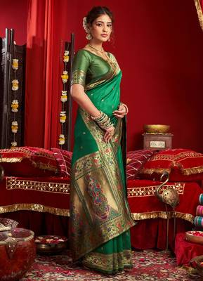 Green silk floral motifs woven work paithani saree 3