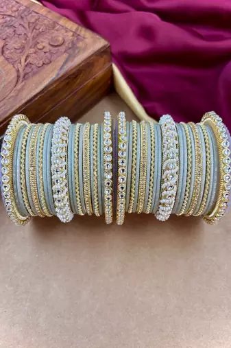 Ethnic pearl kundan set