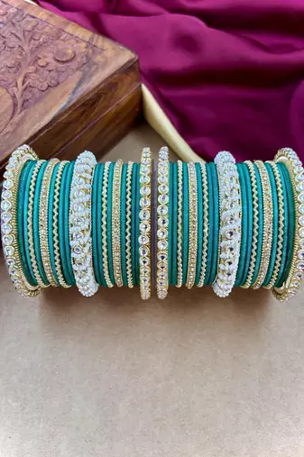 Ethnic pearl kundan set