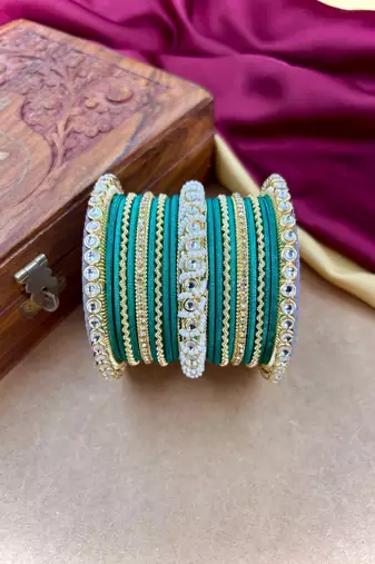 Ethnic pearl kundan set