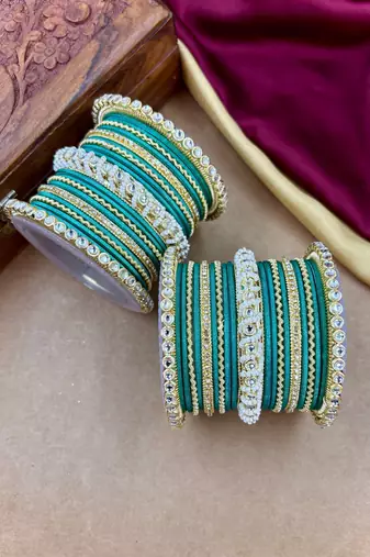 Ethnic pearl kundan set