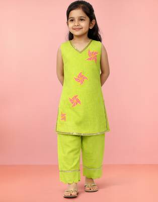 Girls parrot green cotton slub applique abstract embroidery sleeveless kurta with pyjama set 1