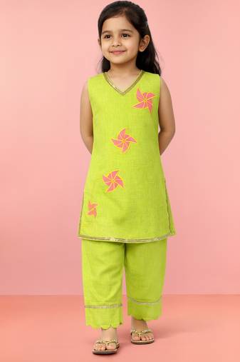 Girls parrot green cotton slub applique abstract embroidery sleeveless kurta with pyjama set