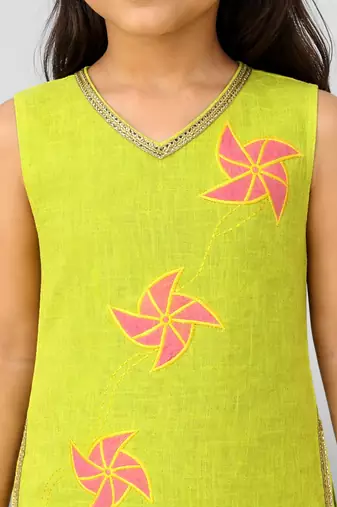 Girls parrot green cotton slub applique abstract embroidery sleeveless kurta with pyjama set