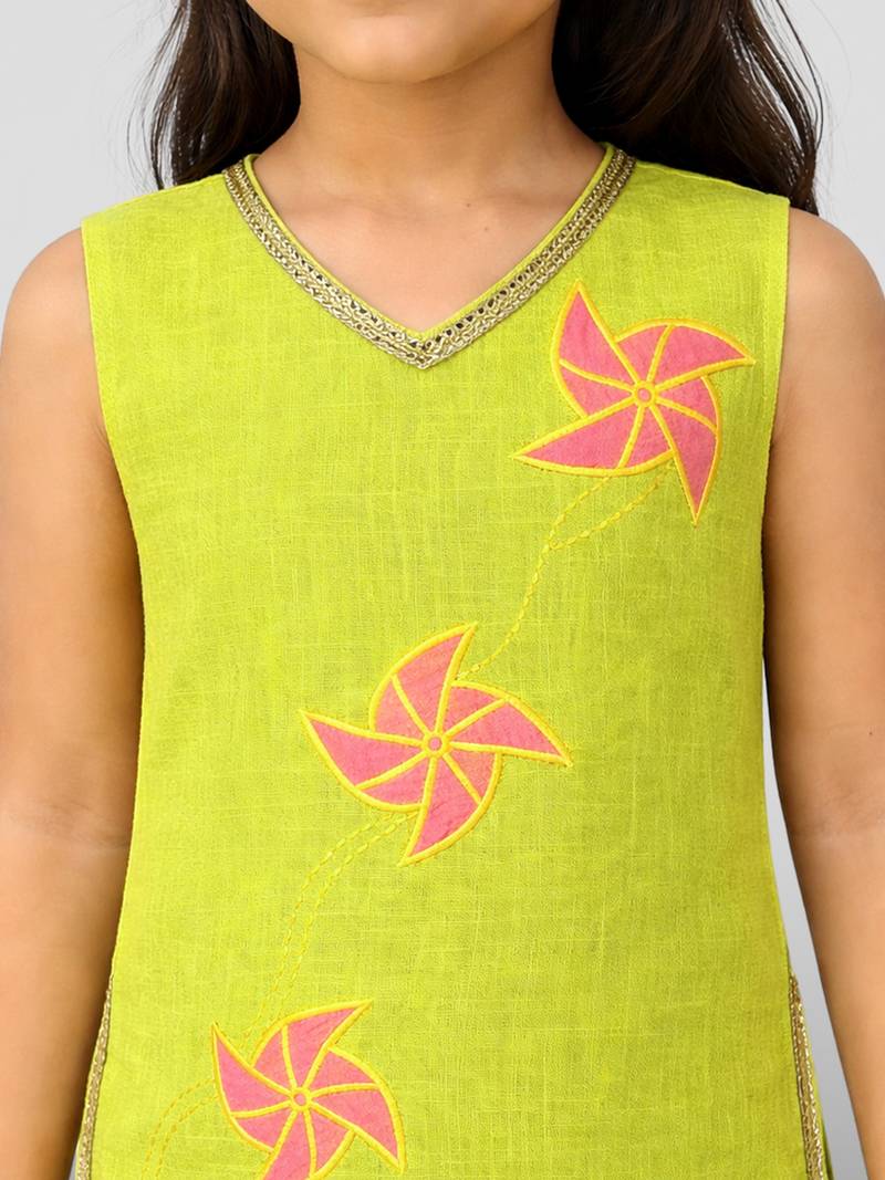 Girls parrot green cotton slub applique abstract embroidery sleeveless kurta with pyjama set