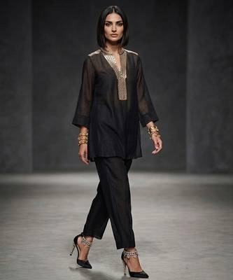 Black embroidered Chanderi kurta set 1