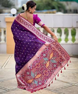 Magenta elegant art silk woven saree with rich zari border 2