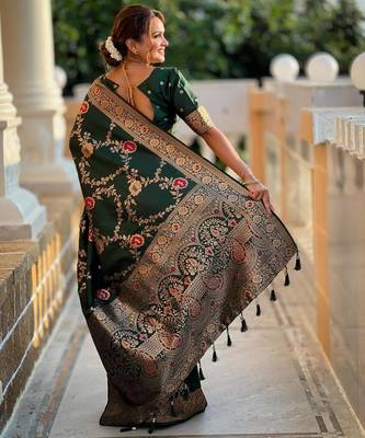 Green elegant art silk woven saree with rich zari border 2