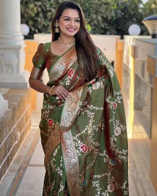 Mehendi elegant art silk woven saree with rich zari border 3