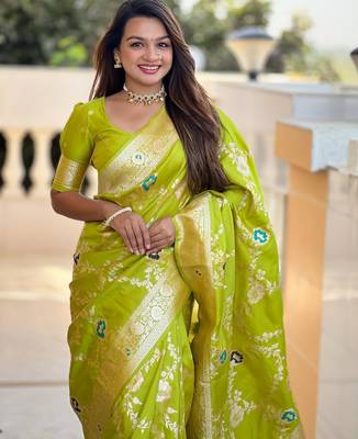 Green elegant art silk woven saree with rich zari border 3