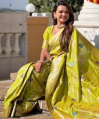 Green elegant art silk woven saree with rich zari border 5