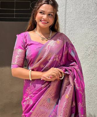 Onion pink elegant art silk woven saree with rich zari border 3