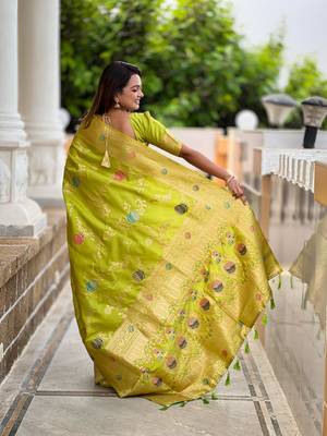 Green elegant art silk woven saree with rich zari border 2