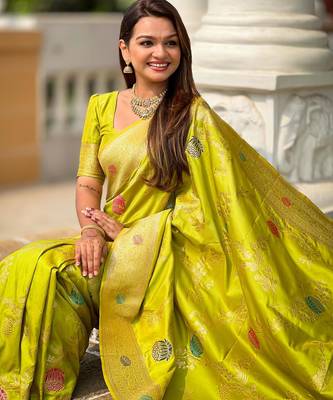 Green elegant art silk woven saree with rich zari border 5