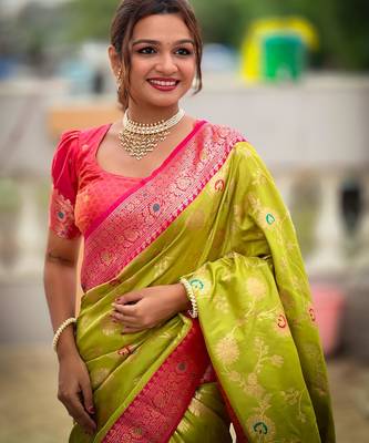 Green elegant art silk woven saree with rich zari border 4