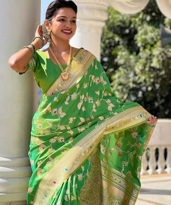 Green elegant art silk woven saree with rich zari border 4
