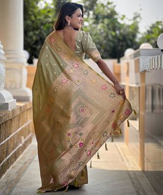 Green elegant art silk woven saree with rich zari border 2