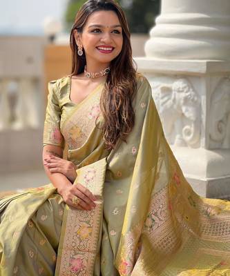 Green elegant art silk woven saree with rich zari border 5